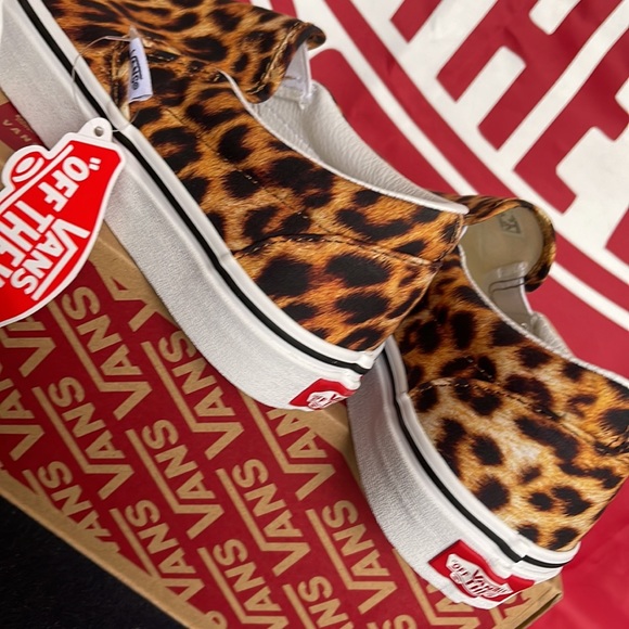 Vans Classic Slip-On
(Leopard) Black/Truewhite
VNOA5A08316
WMNS sneakers - Picture 15 of 16